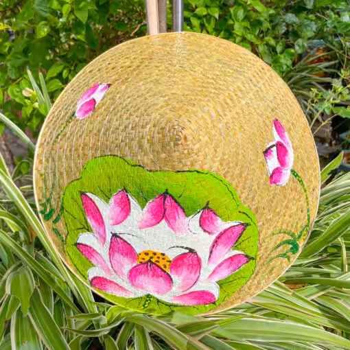 Nón cỏ bàng trơn vẽ tay sen tím khâu vành vàng