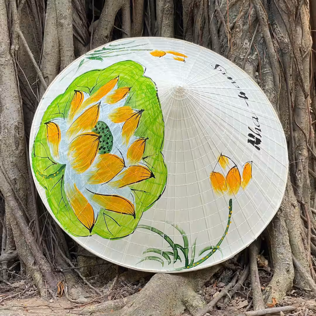 Nón lá Huế họa tiết sen vàng vẽ tay 2 Nón lá huế họa tiết cô gái nền vàng vẽ tay