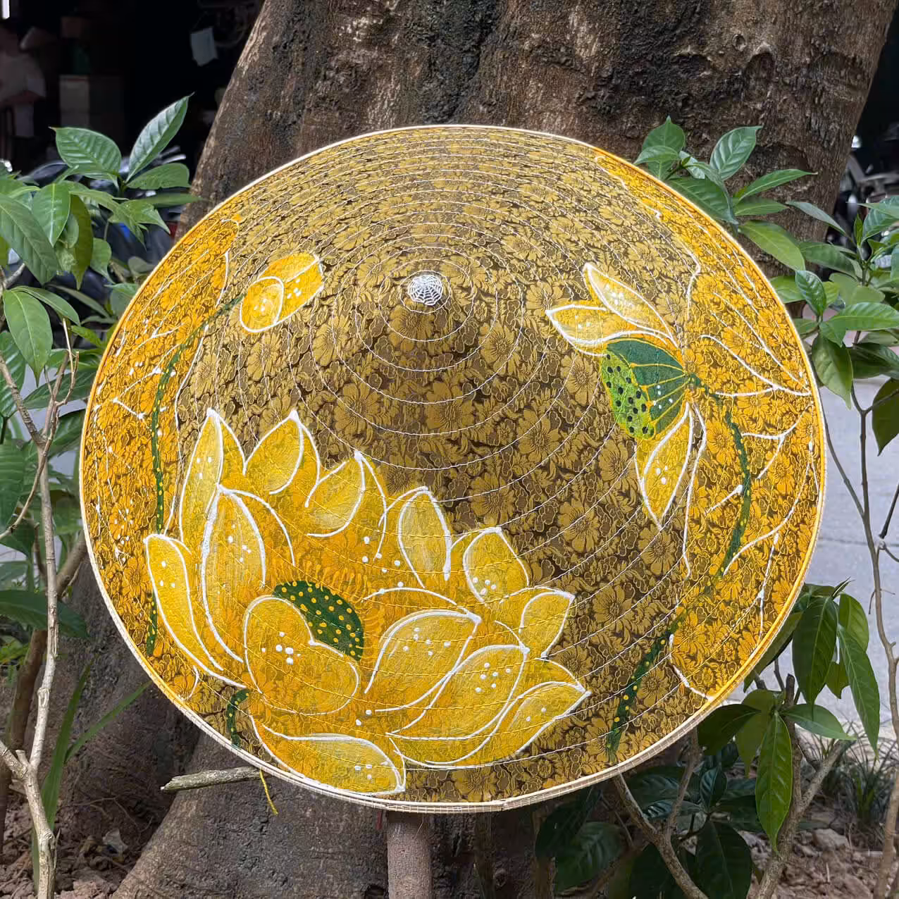 Nón lụa Huế vàng đồng họa tiết sen vàng cổ điển 1 Nón lụa Huế tím họa tiết sen hồng rực rỡ