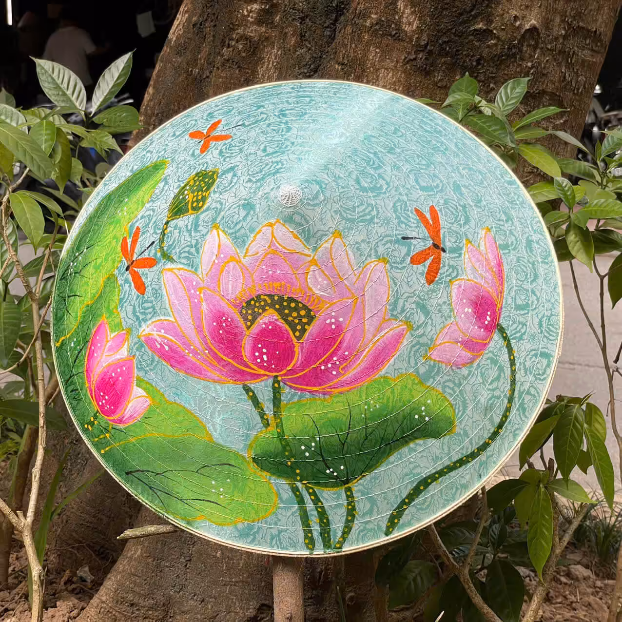 Nón lụa Huế xanh ngọc họa tiết sen hồng thanh thoát 1 Nón lụa Huế tím họa tiết sen hồng rực rỡ