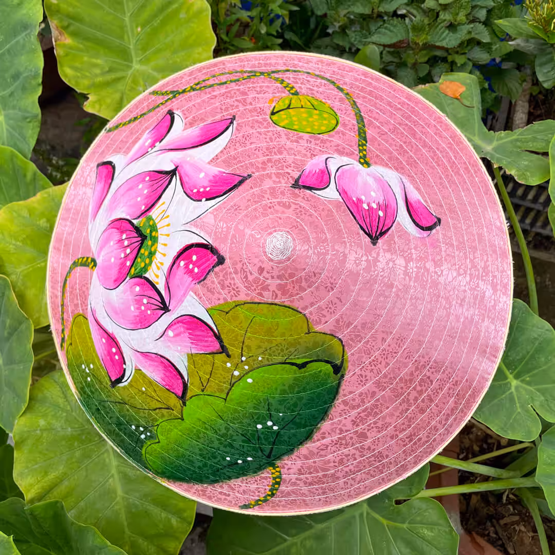 Nón lụa huế họa tiết sen hồng nhẹ nhàng 1 Nón lụa tím họa tiết hoa bướm